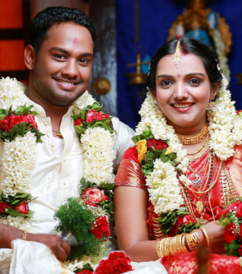 Wedding photo of Manjusha Mohandas and her husband Priyadarshan 
