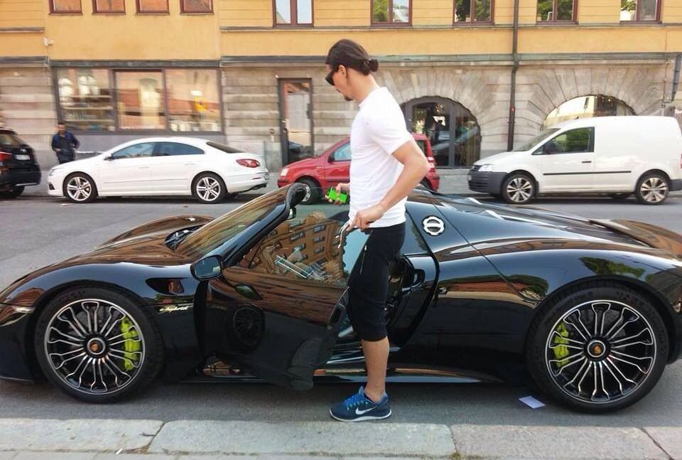 Helena Seeger's partner Zlatan Ibrahimovic gets into his car