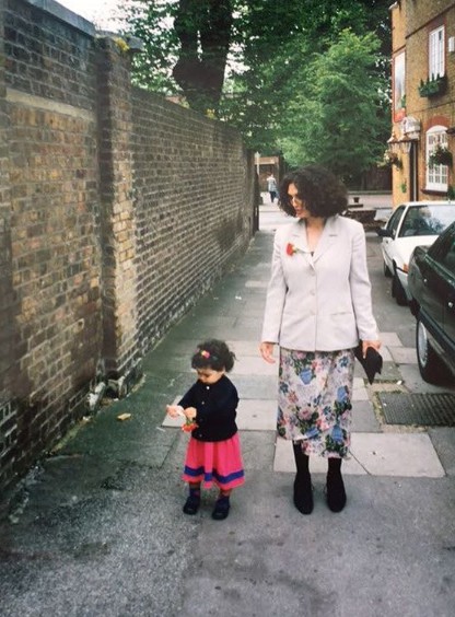 Anna Shaffer with her mother in her childhood photo