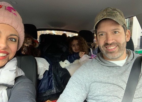 Tara Narula and family click selfie in car
