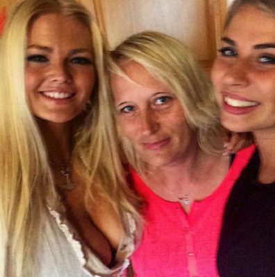     Zienna Eve with her mother and sister