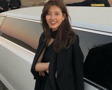 Bae Suzy took a photo with her car