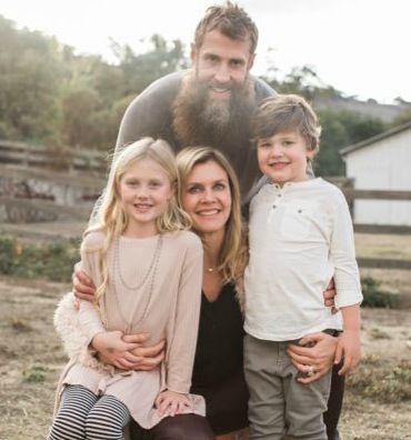 Tabea Pfendsack with her husband Joe Thornton and children Alya and River