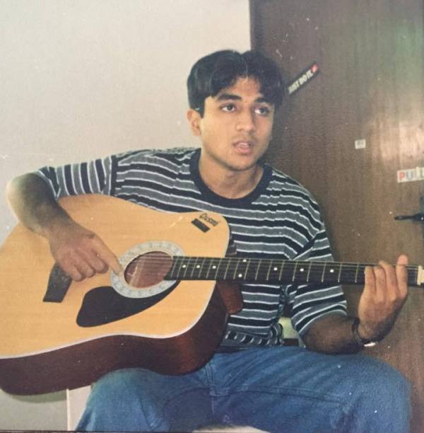 Photo of Vir Das playing guitar in college