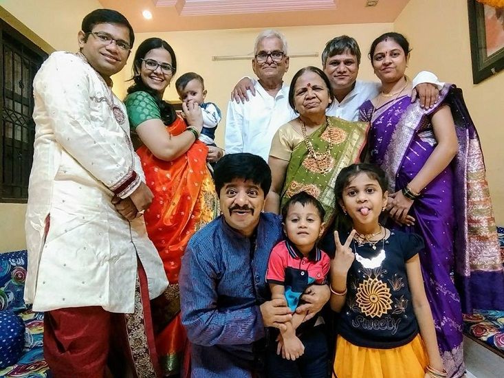Vineet Bhonde with his parents, 2 brothers, 2 sister-in-law and their children