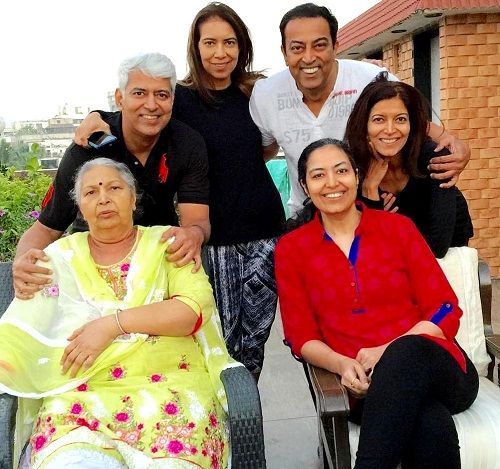 Vindu Dara Singh and his mother three sisters and brothers