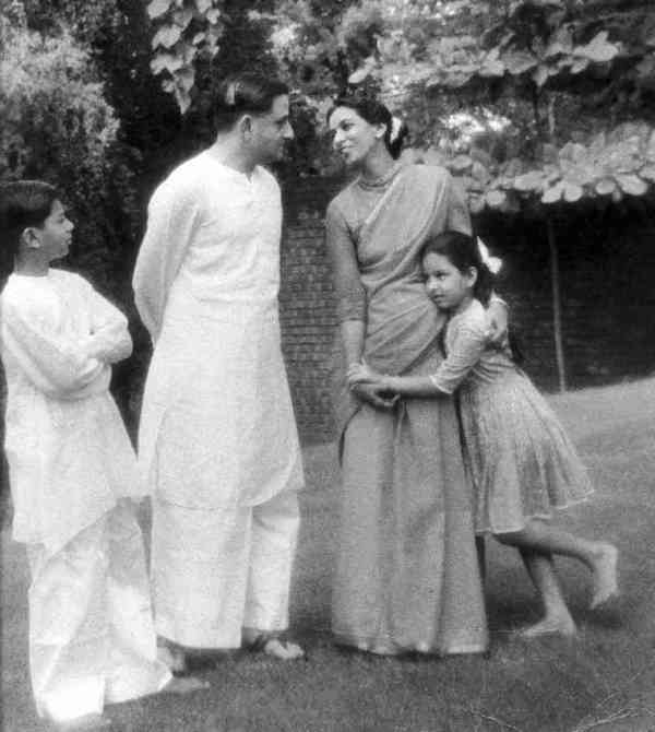 Old photo of Vikram Sarabhai with his wife Mrinalini Sarabhai and children Kartikeya and Mallika