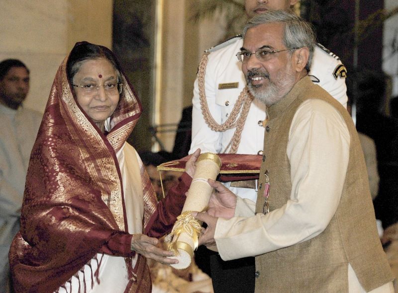 Former Indian President Pratibha Patil presents Kartikeya Sarabhai with Padma Shri in 2012