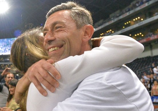 Pedro Caixinha hugs his wife