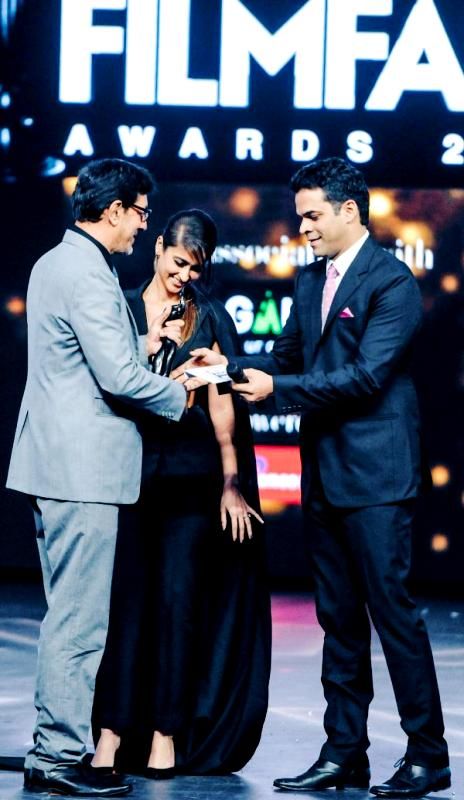 Vikramaditya Motwane accepts Filmfare Award for Best Picture