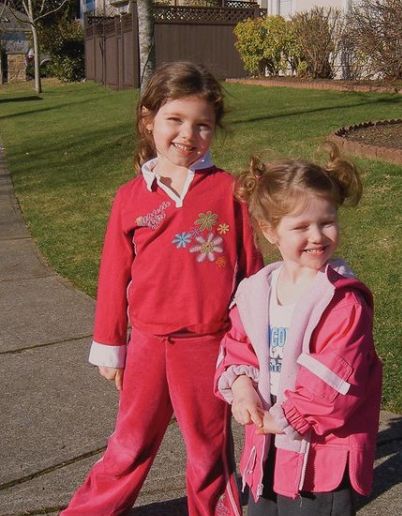 Alyssa Newton's childhood photo with sister MacKenzie