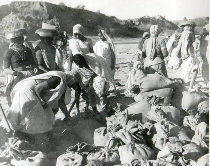 Bhuj women working for the Indian Air Force during the 1971 Indo-Pakistani war