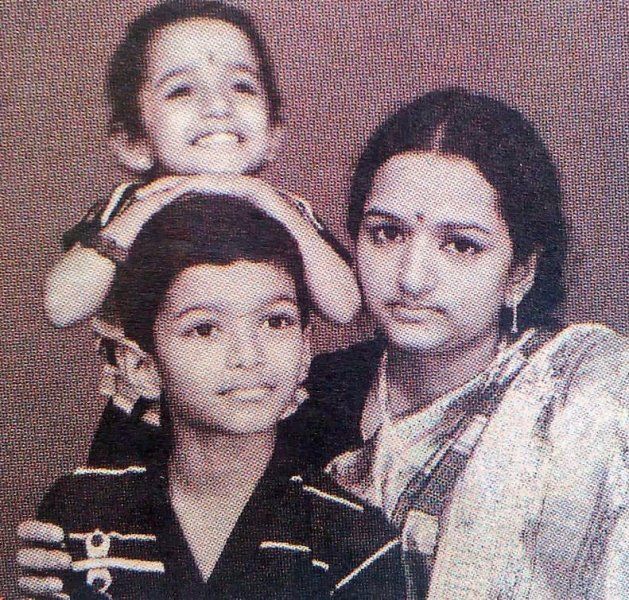Vijay's childhood photo with his mother and sister