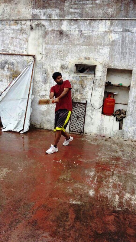 Vennela Kishore plays cricket