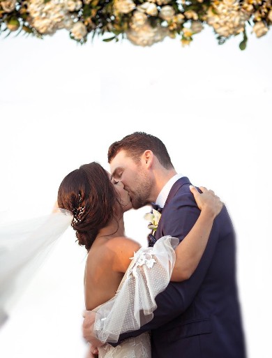 Manuela Arbeláez and her husband Matthew Doherty on their wedding day