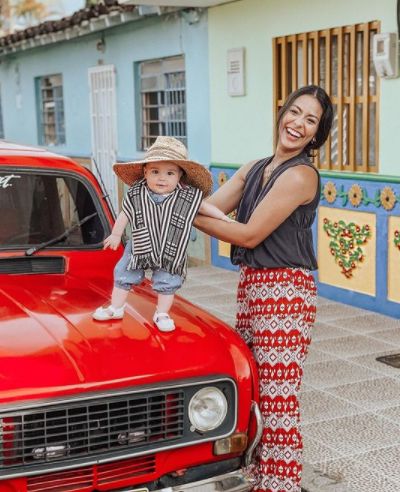 Manuela Arbeláez with her daughter Matilda and her car