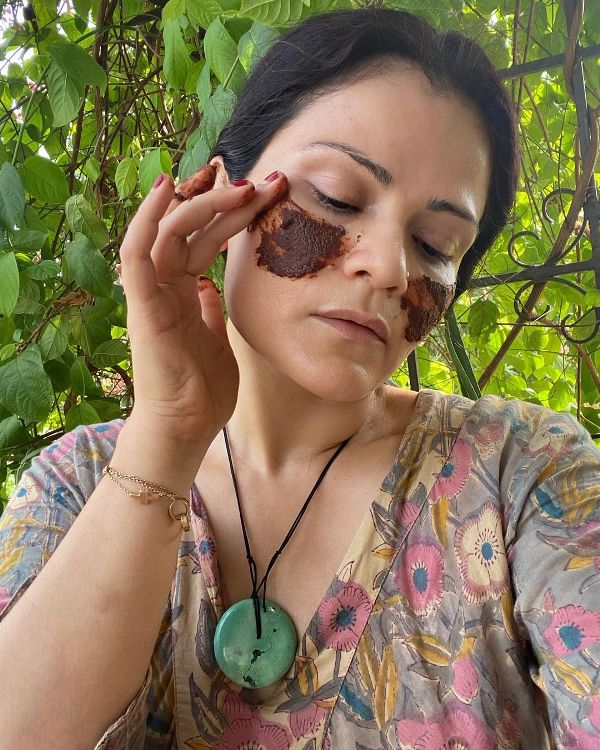 Vasudha Rai applies beauty products on the face