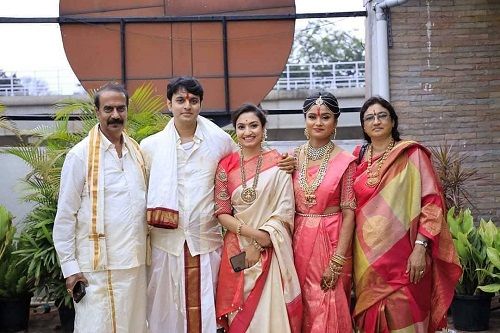 Vaishnavi Gowda with her father, brother, sister-in-law and mother