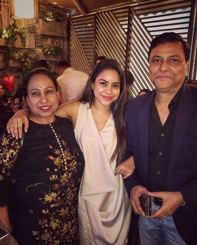 Sumona Chakravarti and her parents