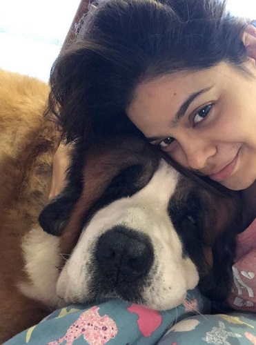 Sumona Chakravarti and her pet dog