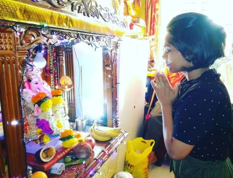 Sonal Vichare prays to Lord Ganesha