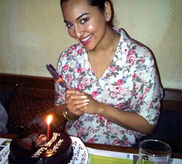 Sonakshi Sinha cutting birthday cake