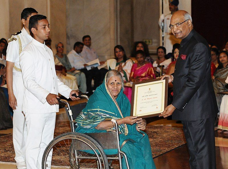 Sindhutai Sapkal received Nari Shakti Puruskar from Indian President Ram Nath Kovind in 2017