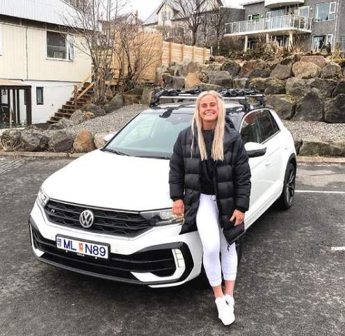Sara Sigmundsdóttir with her car