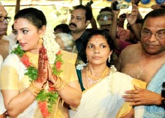 Shweta Menon and her parents