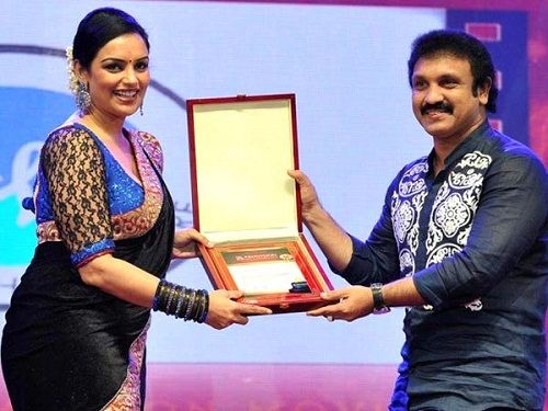 Shweta Menon wins ATV Awards for outstanding performance in Kalimannu (2013)