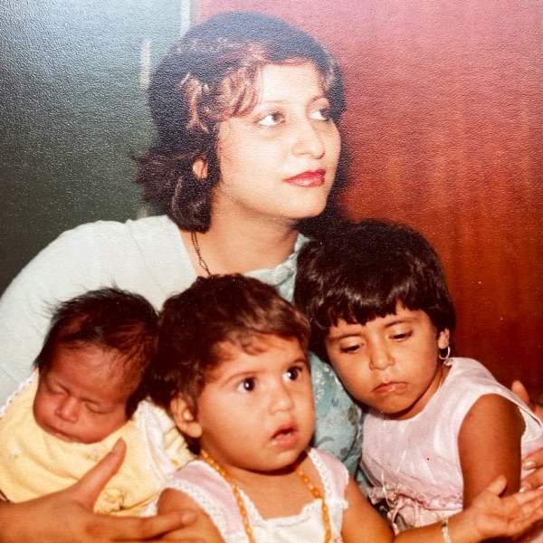 Childhood photo of Shwetambari Soni with her mother and sisters