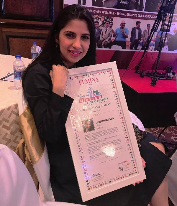 Shwetambari Soni pictured with her World Leadership Conference certificate, Femina Women's Super Achievement Award (2018)