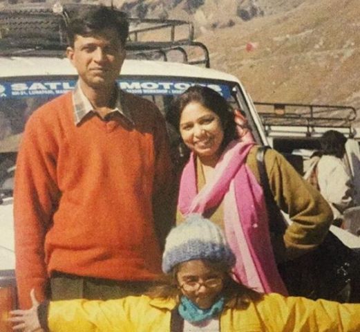 Shruti Sinha and her parents in childhood