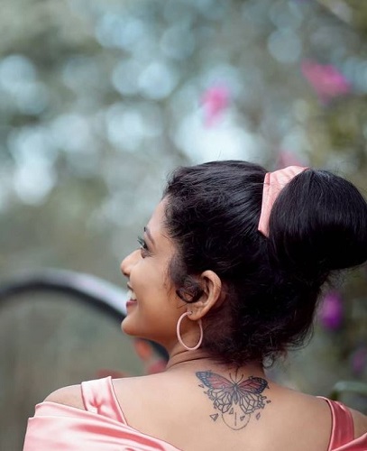 Shruthi Rajanikanth Neck Tattoo