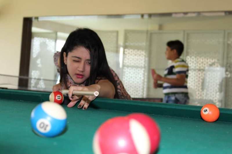 Shriya Sharma playing billiards