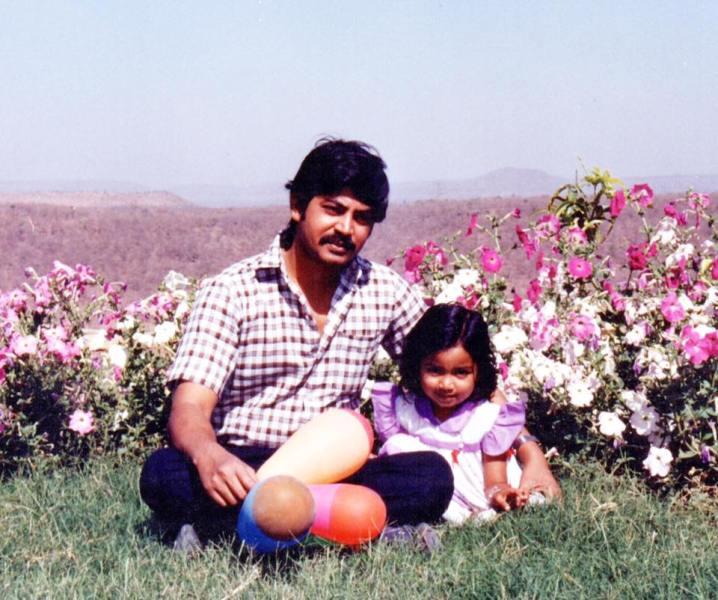 Shreya Ghoshal and her father in childhood