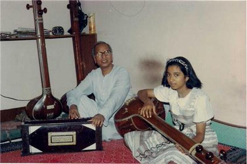 Shreya Ghoshal and her mentor Mahesh Chandra Sharma learn Tanpura