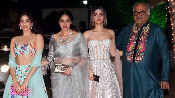 Khushi Kapoor with her parents and sister