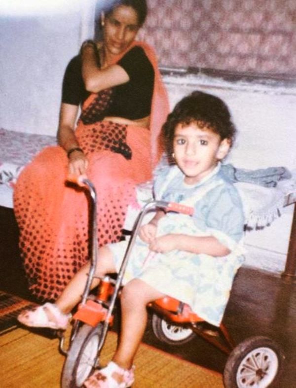 Childhood photo of Khushboo Upadhyay with her mother