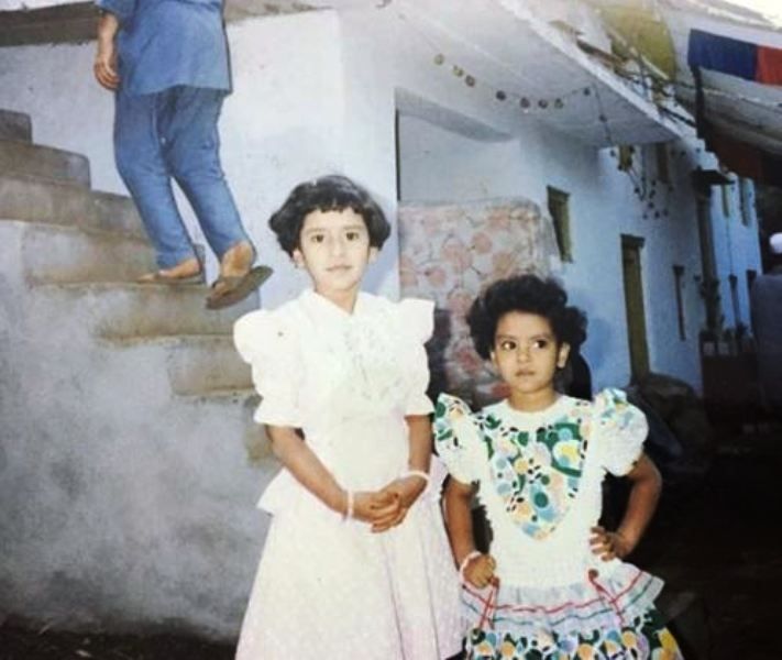 Childhood photo of Khushboo Upadhyay and her sister