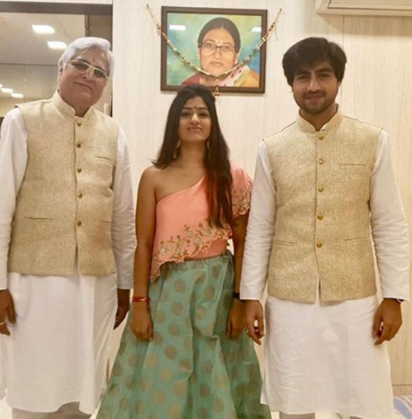 Harshad Chopda with his father and sister Harsha Chopda