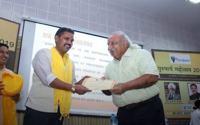 Anoop Khanna receives the Purushartha Award