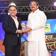 Amish Tripathi wins Jashn e Youngistan Award