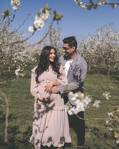 Afshan Azad with her husband in her maternity photo