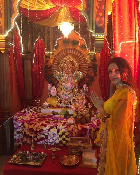 Arti Chabriya in front of Lord Ganesha idol
